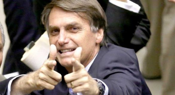 Bolsonaro assina decreto que flexibiliza a posse de armas
