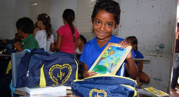 Campanha em prol da educação doa material escolar para crianças em AL