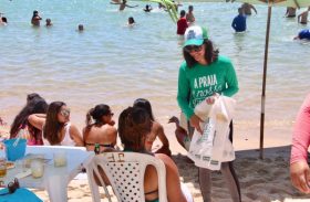 Sacolas biodegradáveis e camisinhas serão distribuídas pelo projeto Nossa Praia