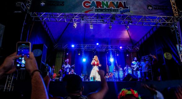 Foliões lotam polos no terceiro dia de carnaval em Maceió