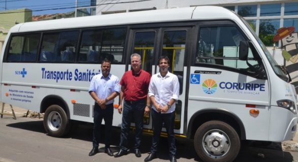 Prefeito Joaquim Beltrão entrega micro-ônibus à população