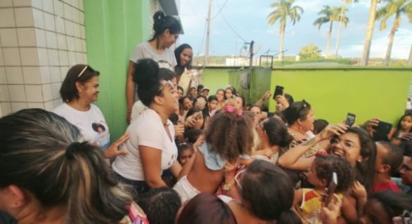 Alagoana, ex-BBB Rízia é recebida por multidão na volta para casa