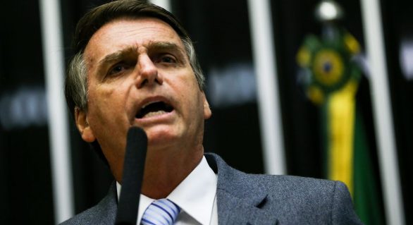 Bolsonaro exonera Vélez e anuncia Weintraub como sucessor