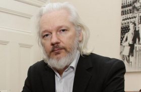 Parlamentares britânicos pedem extradição de Assange para a Suécia