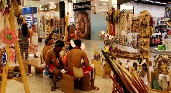 Exposição em shopping leva arte indígena para população de Alagoas