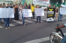 Moradores e comerciantes do Pinheiro realizam manifestação por bloqueio de R$ 6,7 bilhões