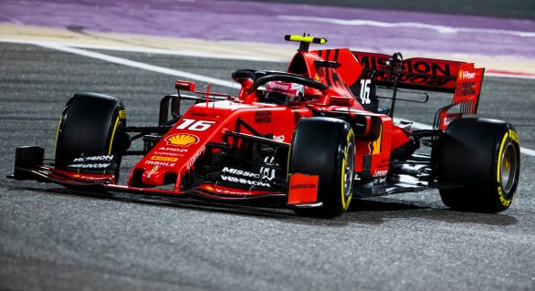 Ferrari troca logo de patrocinador por escudo comemorativo