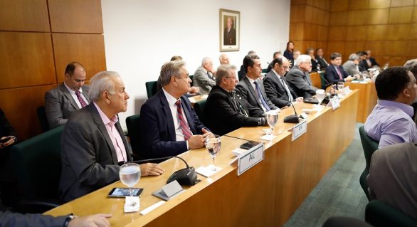 Álvaro Almeida e Ronaldo Lessa participam de reunião na CNA