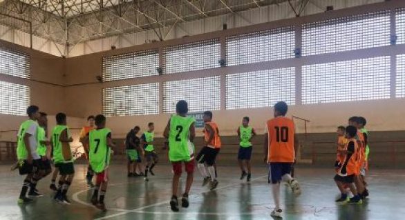 Os projetos Escolinha de Futsal e Viva Vôlei seguem com vagas abertas