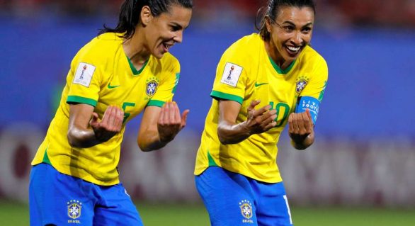 Marta faz história, Brasil vence a Itália e se classifica