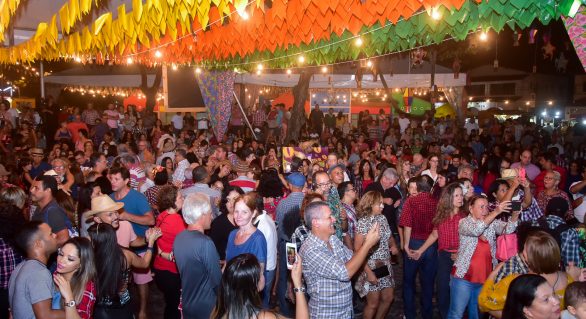 Maceioenses e turistas festejam noite de São João em Jaraguá