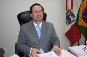 O vice-governador Luciano Barbosa está de volta à Secretaria de Educação