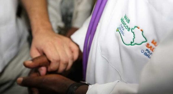 Cubanos do Mais Médicos terão direito a obter residência no Brasil