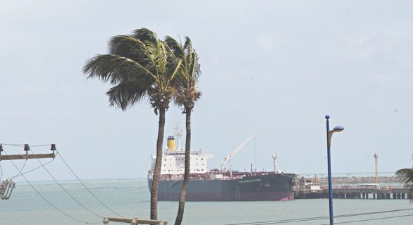 Marinha emite alerta de ressaca com ondas de até 4 metros em Alagoas