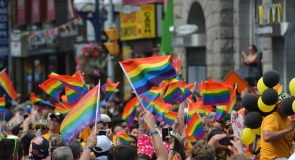Setor de serviços treina equipes para atender bem o público LGBT