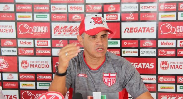 Chamusca indica que não vai escalar time com Léo Ceará