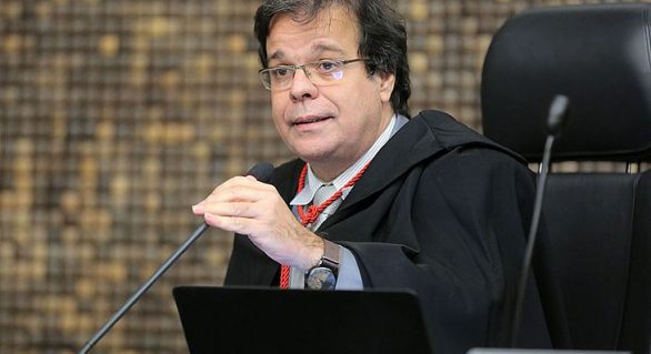 Presidente do TJ determina retorno imediato de Gilberto Gonçalves à prefeitura de Rio Largo