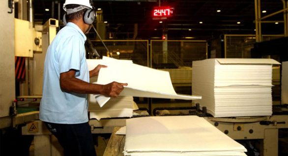 Produção industrial recua 0,6% de maio para junho no país, diz IBGE