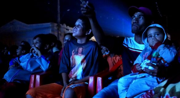 Projeto Cinema nos Bairros leva cinema gratuito para moradores de Piranhas