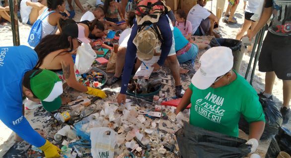 Ações do Dia Mundial da Limpeza são realizadas na praia do Francês