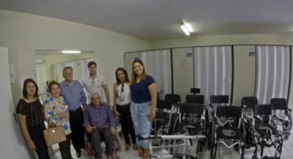 Prefeito de Santana do Ipanema distribui equipamentos de locomoção