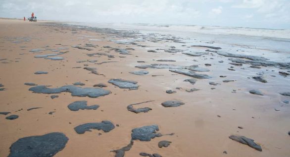 Sobe para 53 número de municípios atingidos por óleo no Nordeste