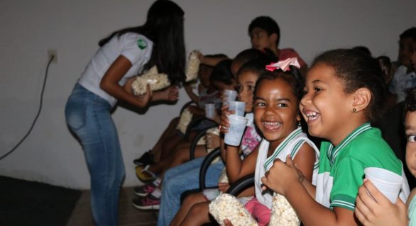 Alunos da rede pública de Piaçabuçu recebem sessões de cinema durante a semana