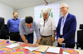 Rui Palmeira assina 102 contratos de serviços à saúde
