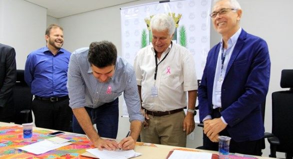 Rui Palmeira assina 102 contratos de serviços à saúde