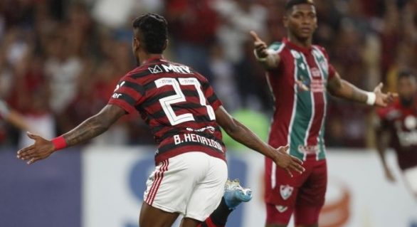Flamengo vence, segue líder e imbatível na série A do Brasileirão