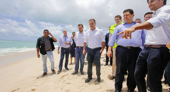 Em Alagoas, Alcolumbre propõe Medida Provisória para combater manchas de óleo no NE