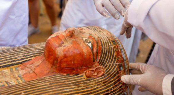 30 sarcófagos de madeira de 3 mil anos são encontrados no Egito