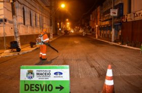 Rua do Sol, no Centro de Maceió, recebe obras de pavimentação