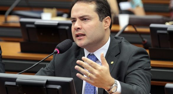 Renan cobra agilidade do governo federal para identificar causa de vazamento de óleo