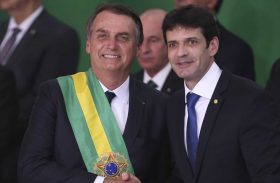 Com ministro denunciado, Bolsonaro diz que acabou com corrupção