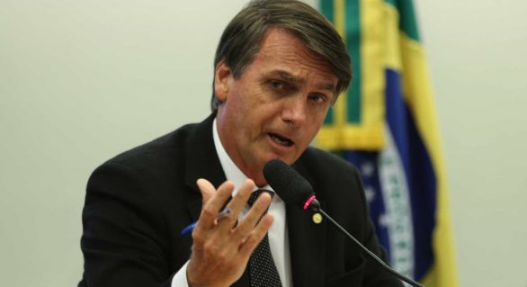 Aprovação pessoal de Bolsonaro cai 9,7 pontos desde fevereiro de 2019