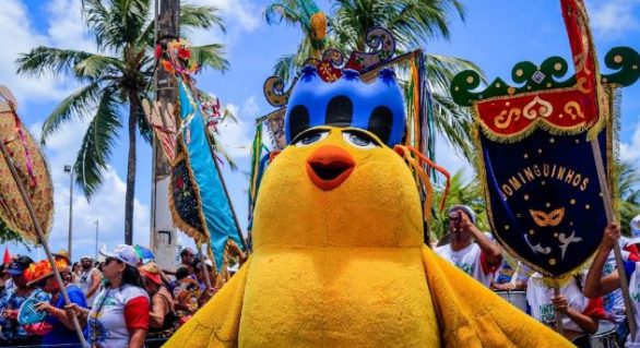 Prévias carnavalescas levam foliões à orla de Maceió
