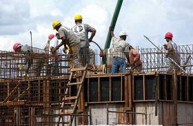 Empresários da construção civil seguem com obras na parte baixa de Maceió ignorando recomendação de sindicato