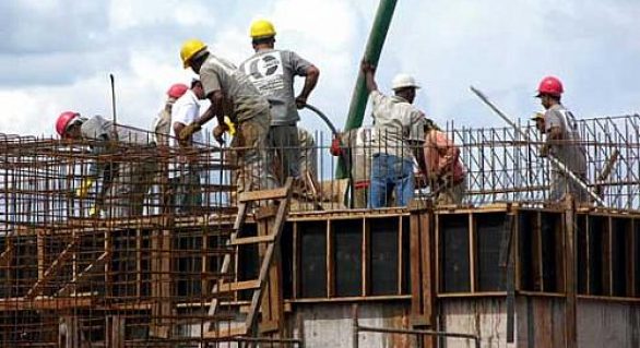 Empresários da construção civil seguem com obras na parte baixa de Maceió ignorando recomendação de sindicato