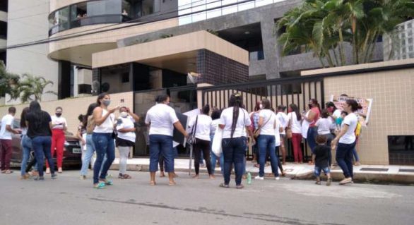 Vídeo: Familiares de presos protestam em frente à casa de Renan Filho