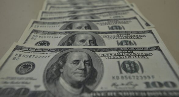 Dólar encosta em R$ 5,20 com inflação nos EUA; Bolsa cai 1,67%
