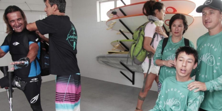 Inaugurada primeira escola de surfe para deficientes no mundo