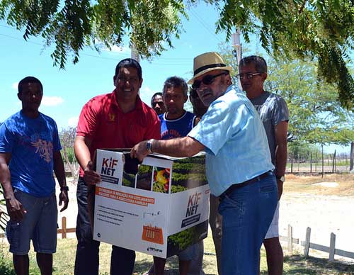 Agricultores beneficiados com kits de irrigação doados pela Codevasf trocam produção de cana por hortaliças