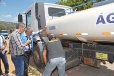 Vigilância Sanitária inicia vistoria de carros-pipa que transportam água para vítimas da seca