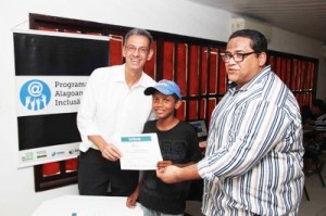Entrega de certificado marca a conclusão da primeira turma de informática do telecentro na Serraria