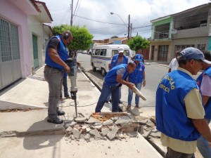 SMCCU remove obstáculos de calçadas em Maceió