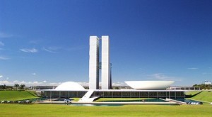 Governo defende em Brasília votação de lei que reduz juros da dívida