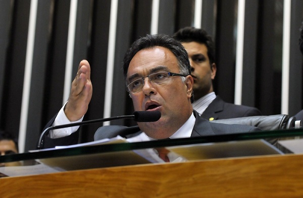 André Vargas renuncia à vice-presidência da Câmara
