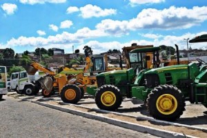 Célia e Collor entregam novas máquinas agrícolas neste sábado