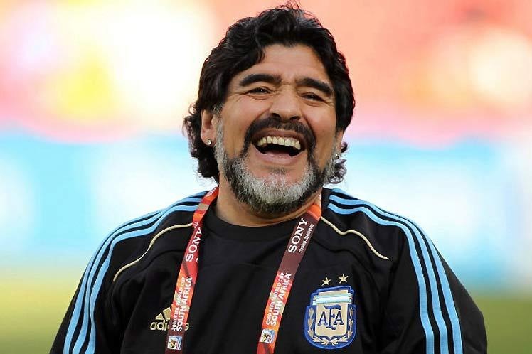 Ex-jogador Diego Maradona morre após parada cardiorrespiratória em casa